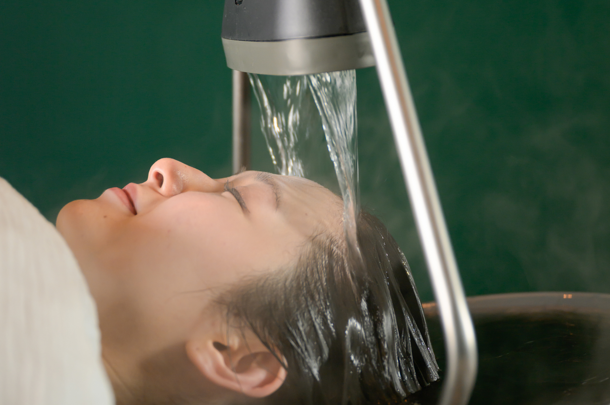 (こちらをクリック)エメラルドグリーンルームでプロフェッショナルによる頭皮と髪のケアヘッドスパ(シャンプータイプメニュー)