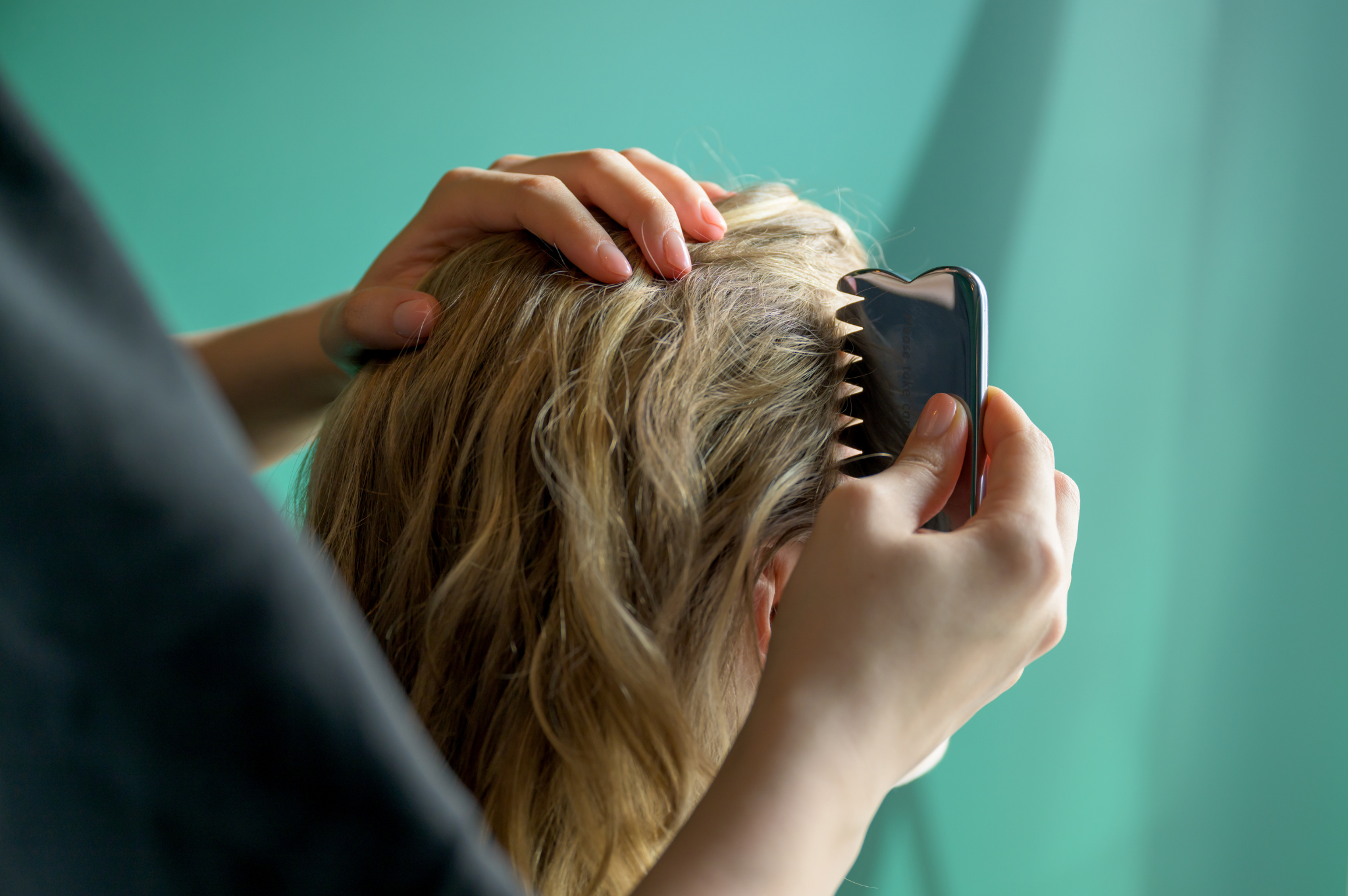 (こちらをクリック)エメラルドグリーンルームでプロフェッショナルによる頭皮と髪のケアヘッドスパ(シャンプータイプメニュー)