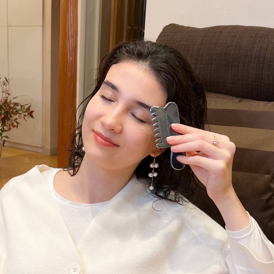 SCALP MASSAGE TERAHERTZ COMB (therapist hands your order after your ap