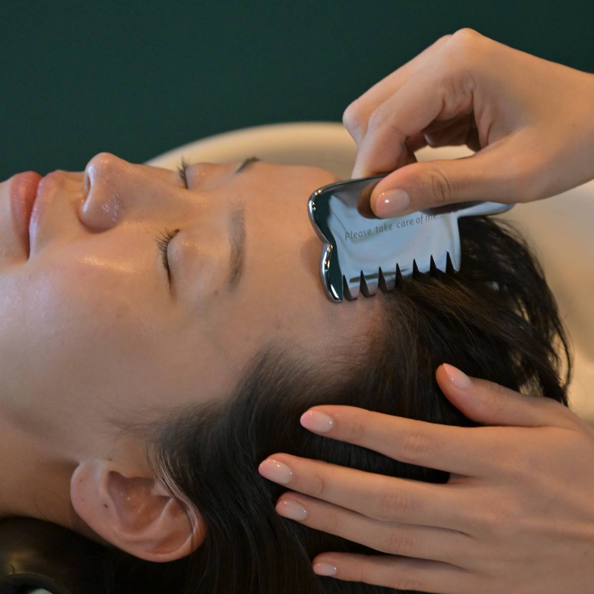 SCALP MASSAGE TERAHERTZ COMB (therapist hands your order after your ap