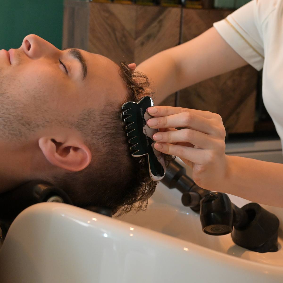 SCALP MASSAGE TERAHERTZ COMB (therapist hands your order after your ap